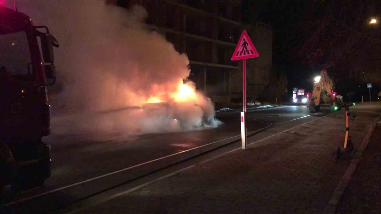 ORDU’NUN ÜNYE İLÇESİNDE SEYİR HALİNDEYKEN ALEV ALAN KAMYONET, İTFAİYE EKİPLERİNİN MÜDAHALESİNE...