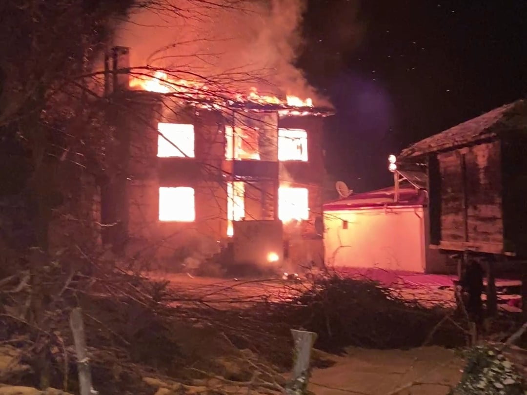 ORDU’NUN ÜNYE İLÇESİNDE, SOBADAN ÇIKTIĞI TAHMİN EDİLEN YANGINDA İKİ KATLI EV TAMAMEN YANARAK...