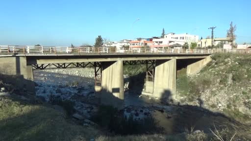 Ortasında delik oluşan köprü trafiğe kapatıldı