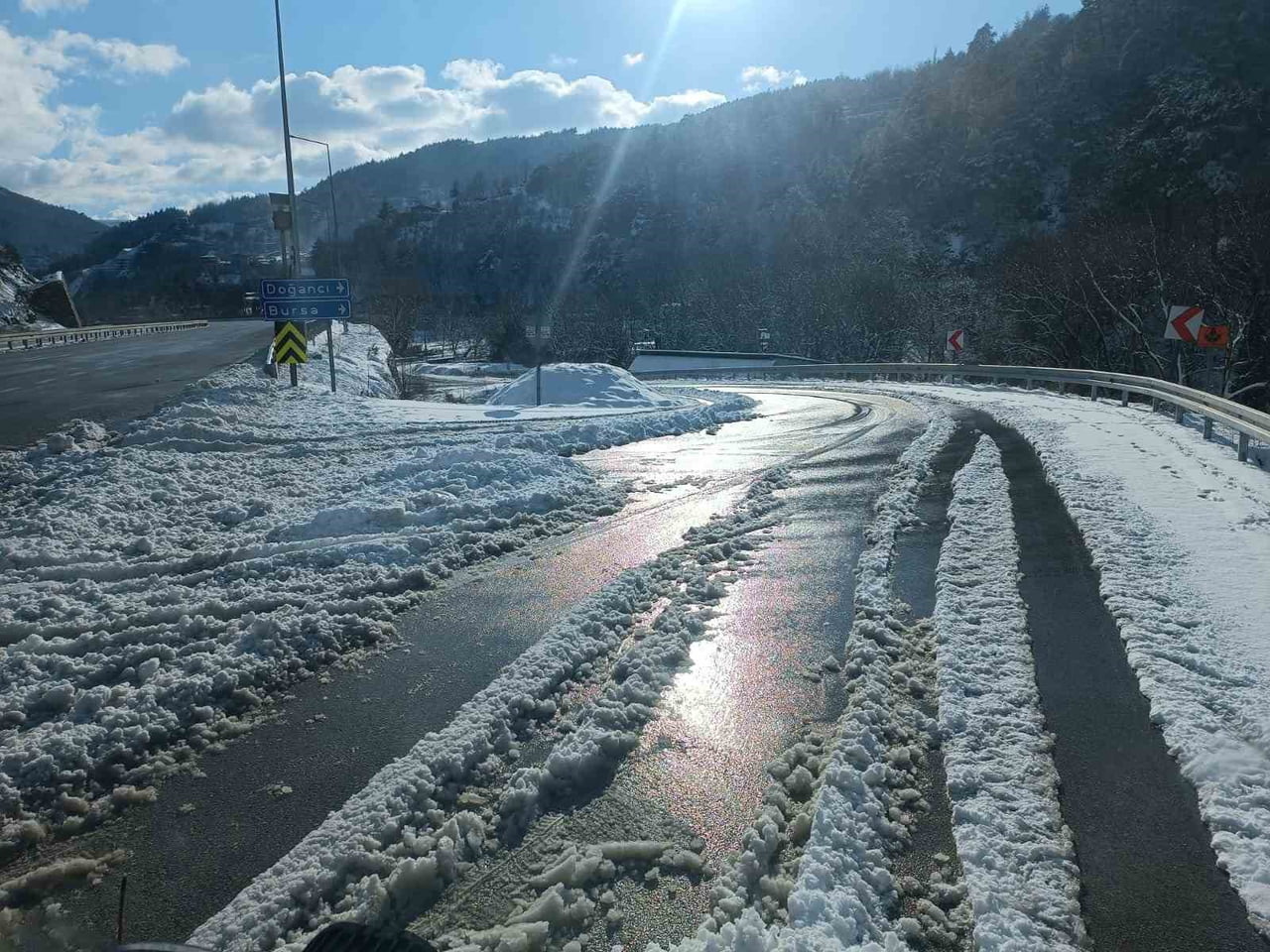 OSMANGAZİ BELEDİYESİ, KIŞ ŞARTLARININ ETKİSİNİ ARTIRDIĞI GÜNLERDE İLÇE GENELİNDE KARLA MÜCADELE...