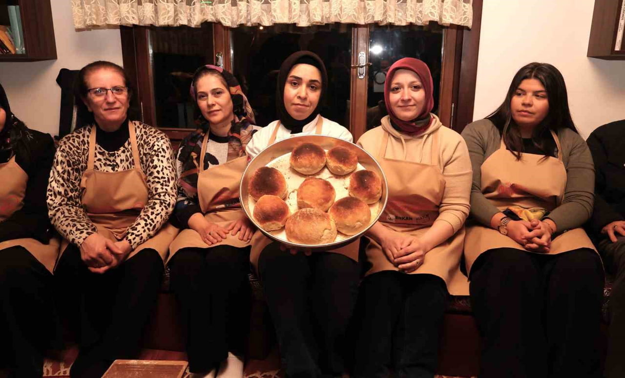 OSMANGAZİ BELEDİYESİ, MİRAÇ KANDİLİ’NE ÖZEL DÜZENLEDİĞİ ETKİNLİKTE KADINLARI SOMUNCU BABA’NIN 600...