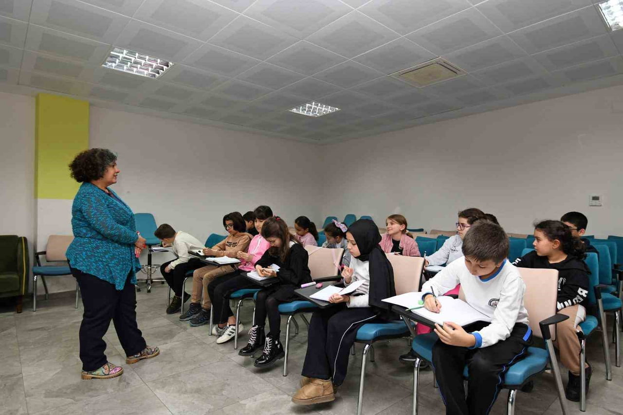 OSMANGAZİ BELEDİYESİ’NİN ÇOCUKLARIN YAZMA BECERİLERİNİ GELİŞTİRMEK AMACIYLA HAYATA GEÇİRDİĞİ KÜÇÜK...