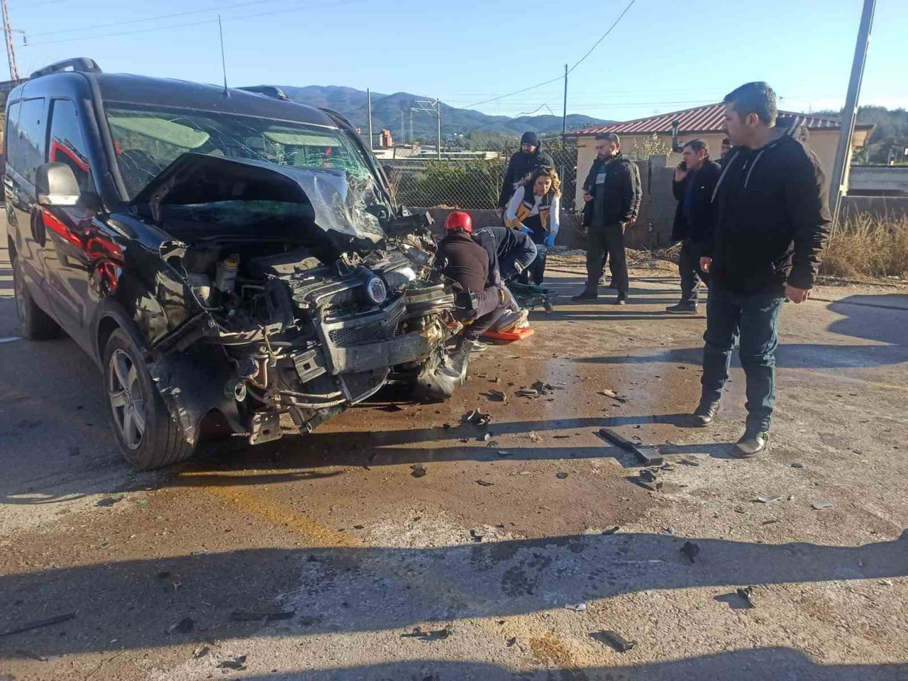 OSMANİYE'DE İŞÇİ SERVİS MİNİBÜSÜ İLE HAFİF TİCARİ ARACIN ÇARPIŞTIĞI VE 7 KİŞİNİN YARALANDIĞI...