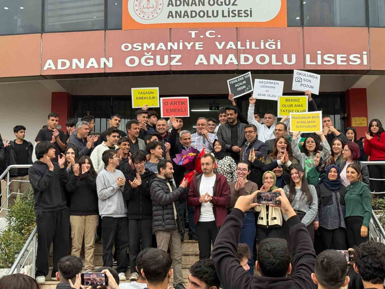 OSMANİYE’DE 40 YILLIK MESLEK HAYATI ALKIŞLARLA TAÇLANDI