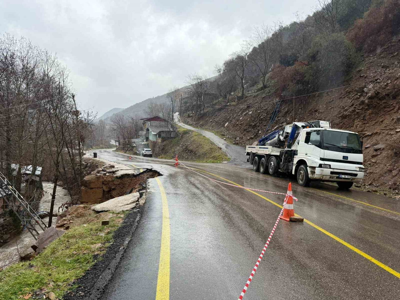 OSMANİYE’DE ETKİLİ OLAN YAĞIŞ SONRASI YOLDA GÖÇÜK YAŞANIRKEN, KÖYE ELEKTRİK TAŞIYAN ANA HATTIN...