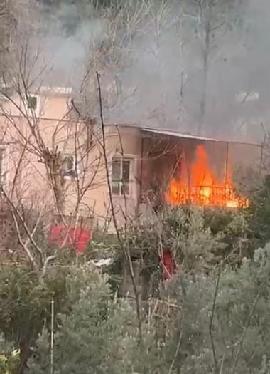 OSMANİYE’NİN DÜZİÇİ İLÇESİNDE MÜSTAKİL EVİN KİLLERİNDE ÇIKAN YANGIN İTFAİYENİN MÜDAHALESİYLE...