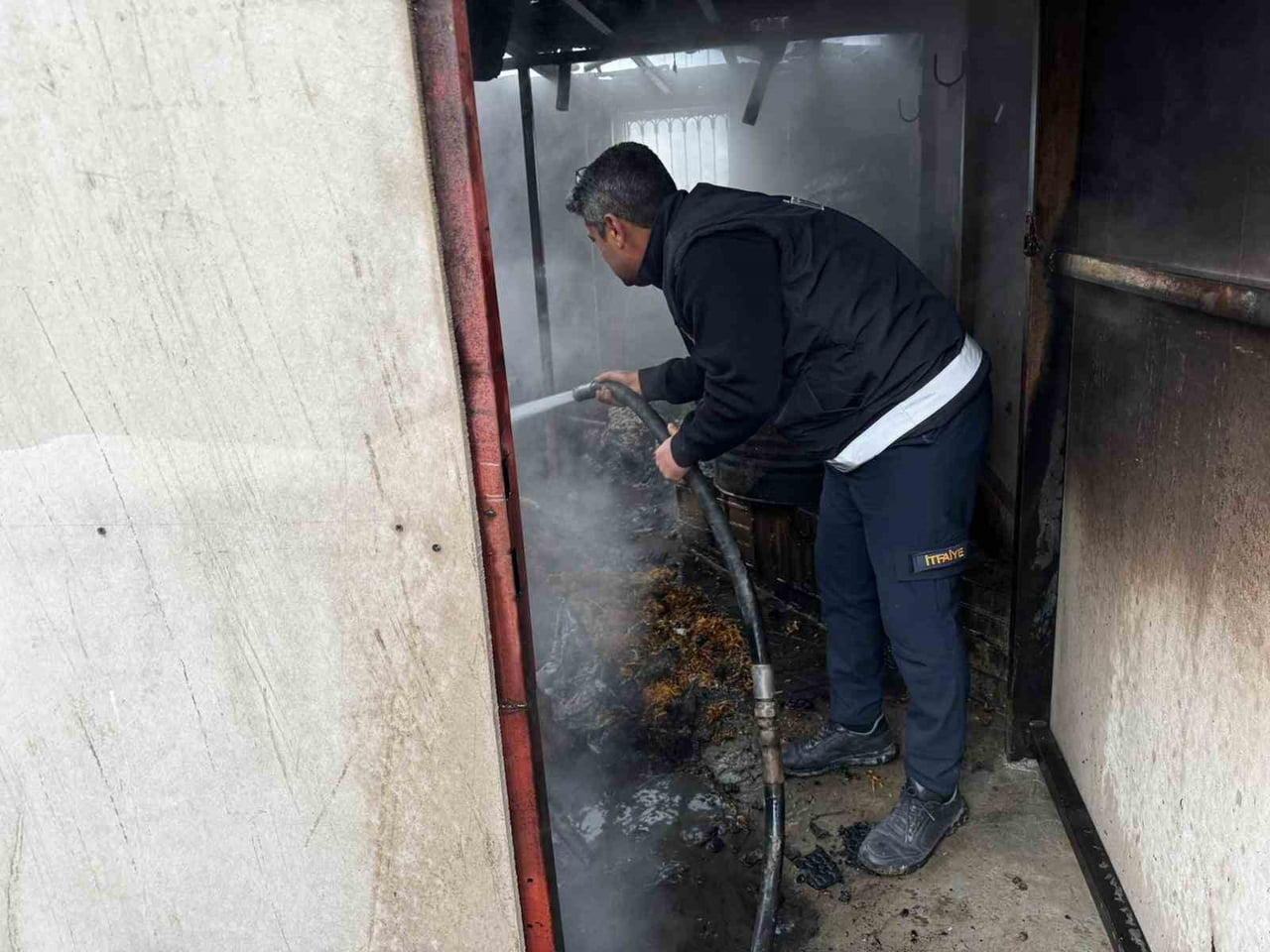OSMANİYE’NİN DÜZİÇİ İLÇESİNDE MÜSTAKİL EVİN KİLLERİNDE ÇIKAN YANGIN İTFAİYENİN MÜDAHALESİYLE...
