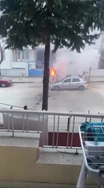 OTOMOBİLDE HASAR OLUŞURKEN YANGININ ÇIKIŞ NEDENİNE İLİŞKİN İNCELEME BAŞLATILDI.