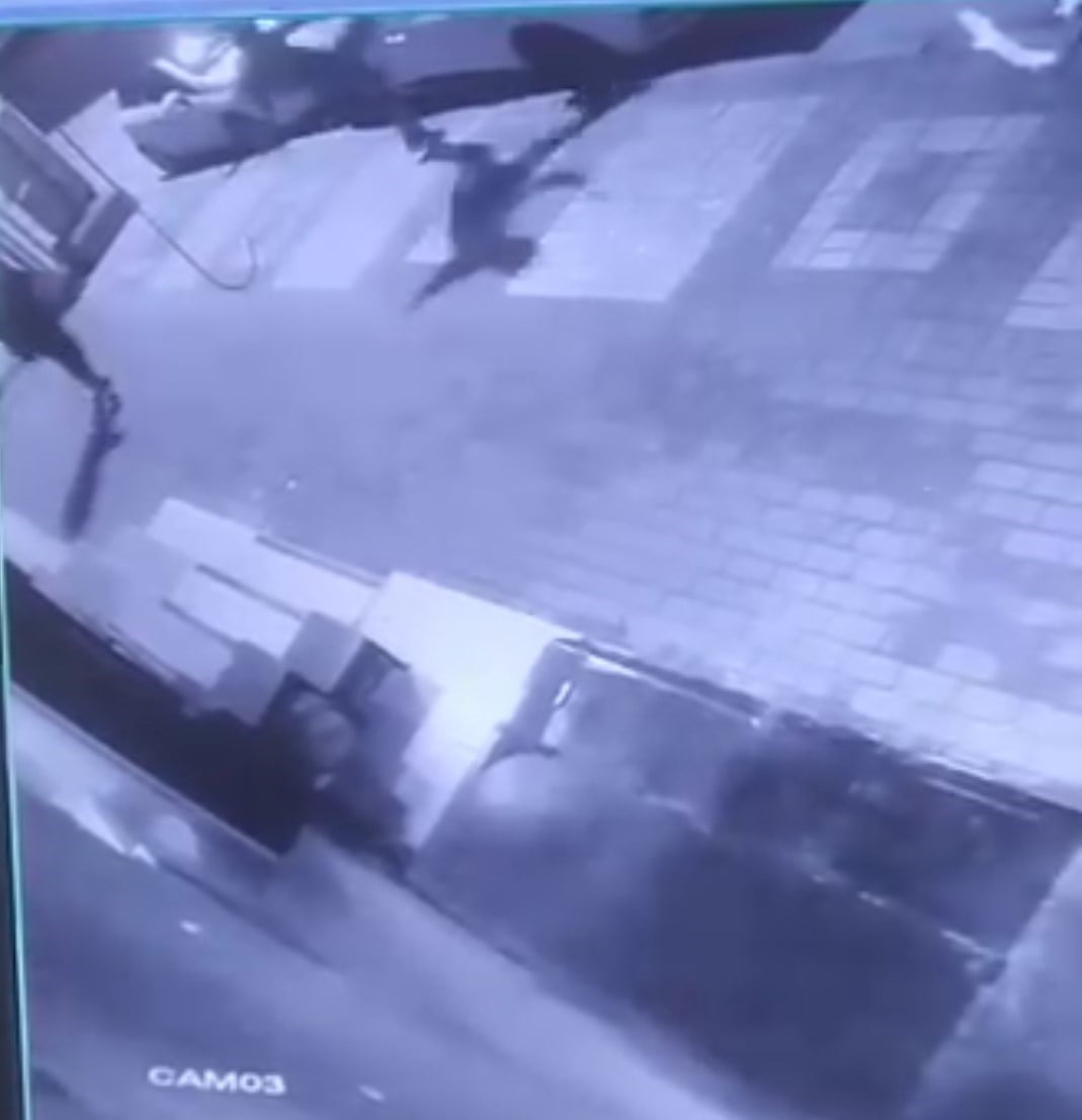 OTOMOBİLLERİN AYNALARINI KIRIP CAMLARINI YUMRUKLADILAR, HİÇBİR ŞEY OLMAMIŞ GİBİ GİTTİLER