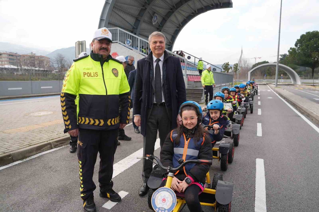 OYAK RENAULT, ERKEN YAŞTA YOL GÜVENLİĞİ BİLİNCİ OLUŞTURMAK AMACIYLA GÜVENLİ ADIMLAR PROJESİNİ...