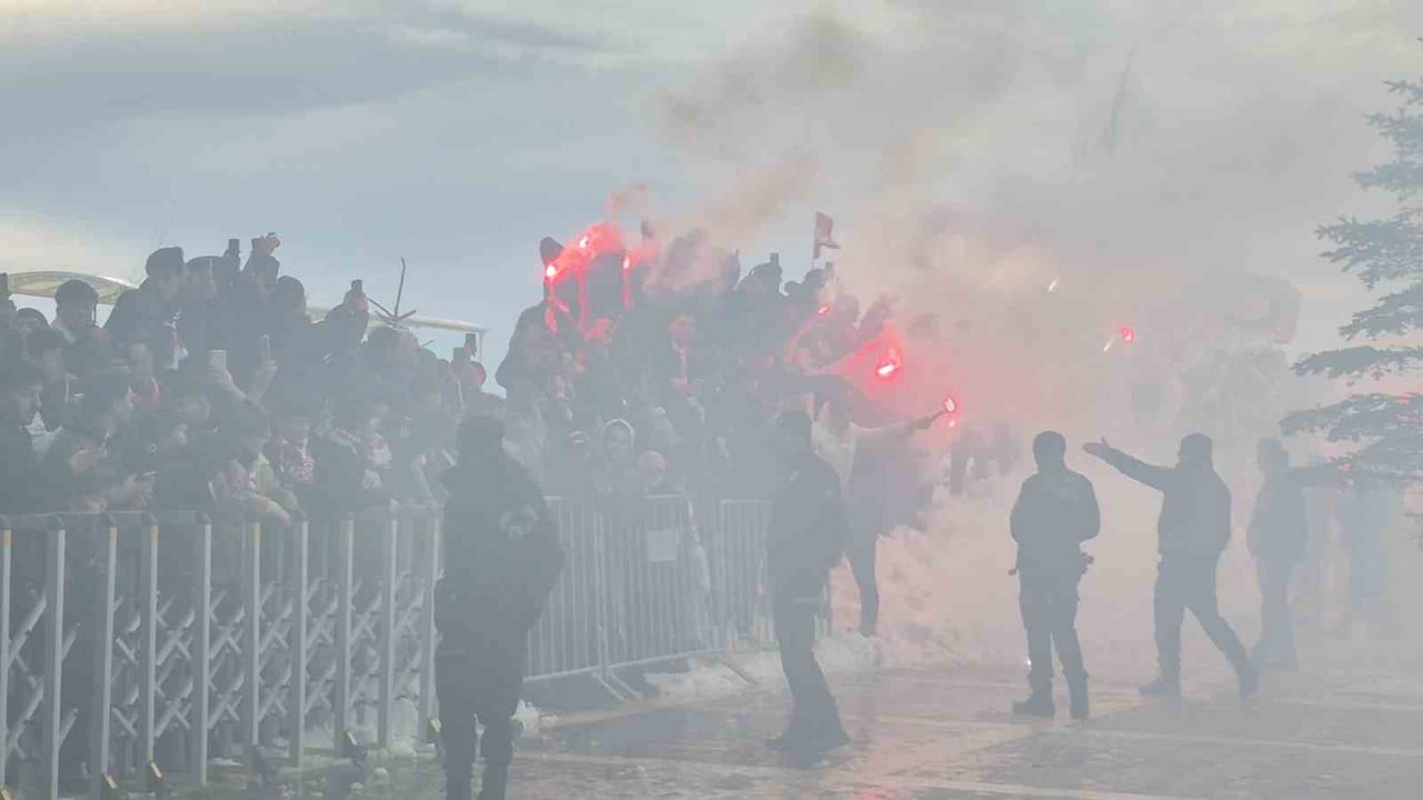 ÖZBELSAN SİVASSPOR’UN PRENSİPTE ANLAŞTIĞI ARNAVUT GOLCÜ REY MANAJ, SİVAS’A GELDİ. MANAJ’I...