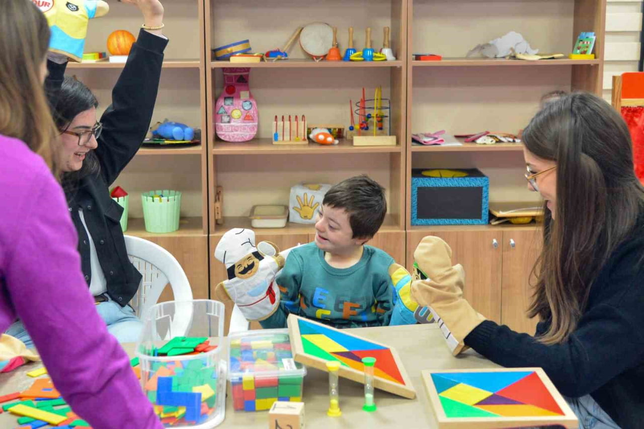 ÖZEL EĞİTİM ÖĞRENCİLERİ BŞEÜ’DE OYUNLA ÖĞRENMENİN KEYFİNİ YAŞADI