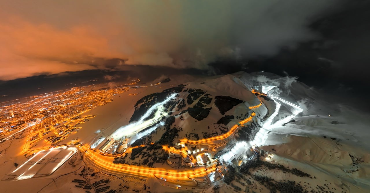 ÖZELLİKLE SÖMESTRİ TATİLİ NEDENİYLE  YOĞUNLUK YAŞANAN KAYAK MERKEZLERİNDE  KAR KALINLILARI DA...
