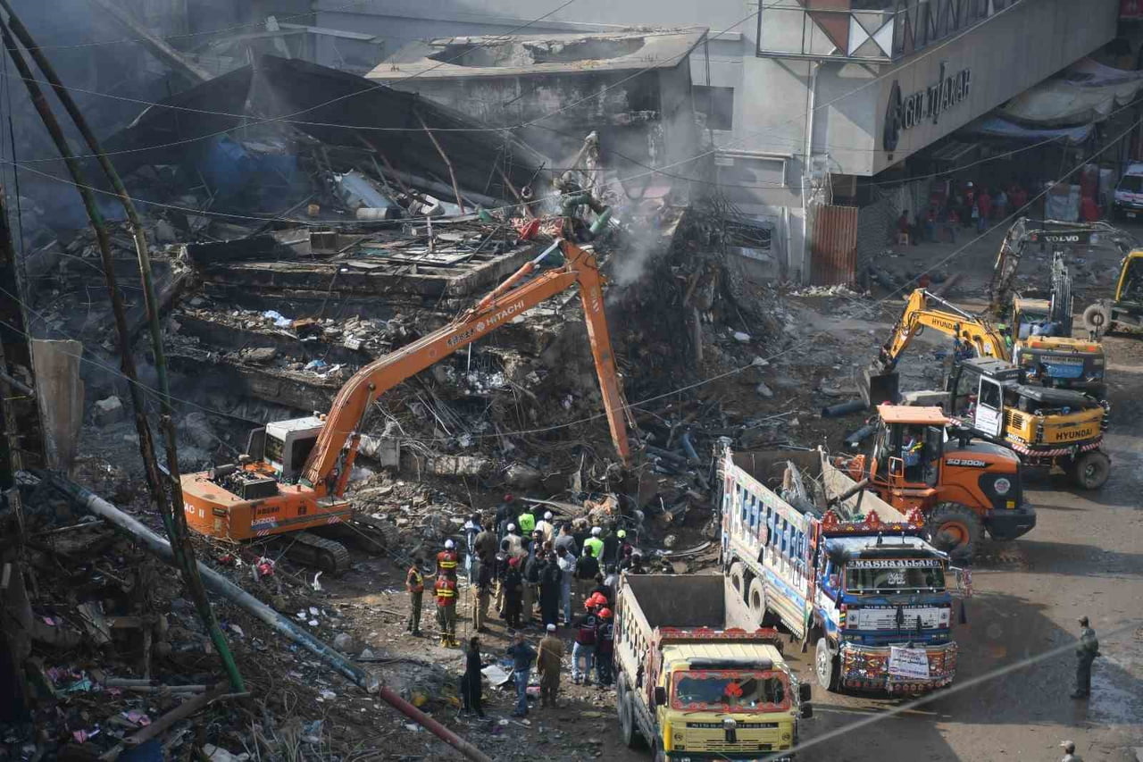 PAKİSTAN’IN KARAÇİ KENTİNDEKİ GUL PLAZA ALIŞVERİŞ MERKEZİ'NDE (AVM) 17 OCAK’TA ÇIKAN YANGINDA...