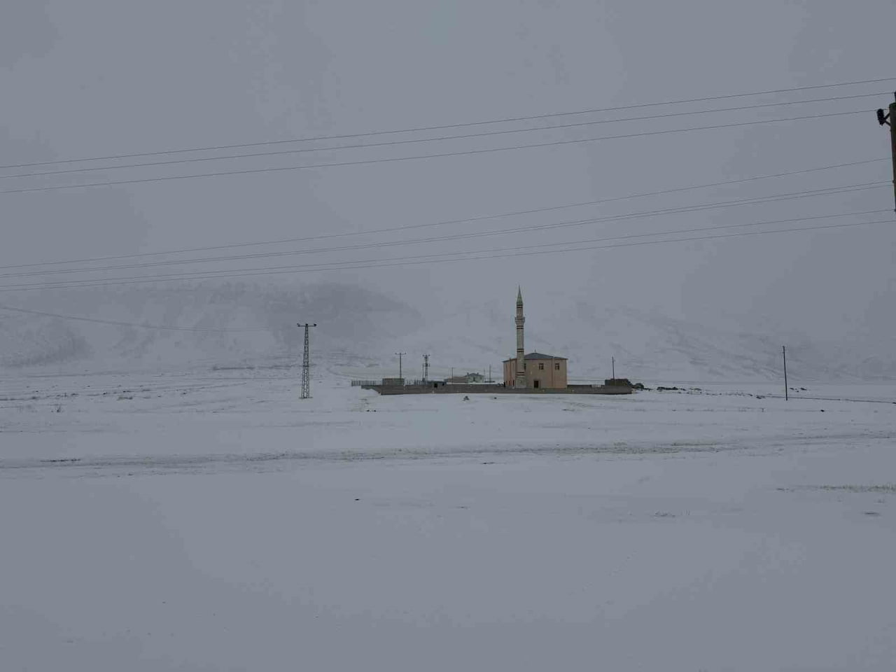 PAMUK GEÇİDİ’NDE KAR VE SİS ULAŞIMI OLUMSUZ ETKİLEDİ