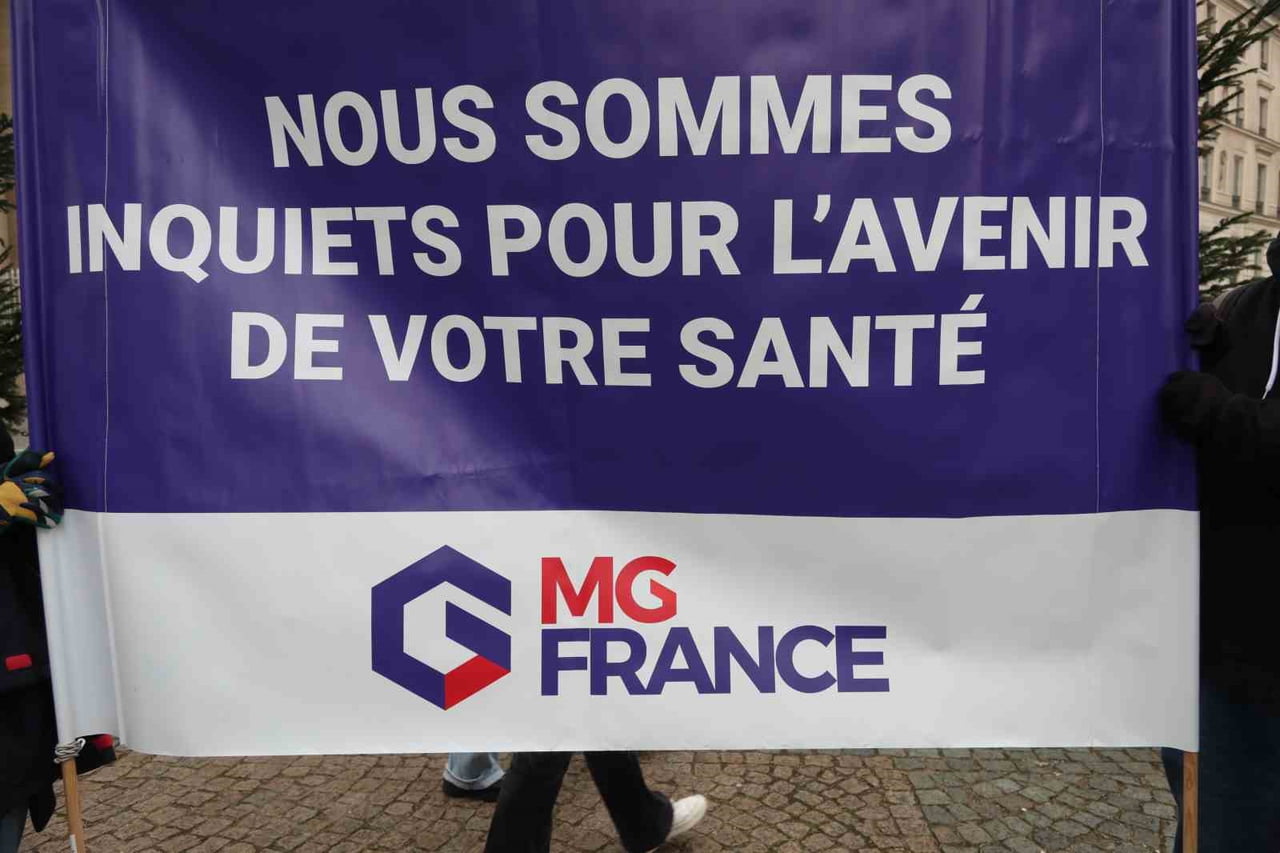 PARİS (İHA) - FRANSA'DA 5 OCAK TARİHİNDE 10 GÜNLÜK GENİŞ KAPSAMLI BİR GREV KARARI ALAN AİLE...