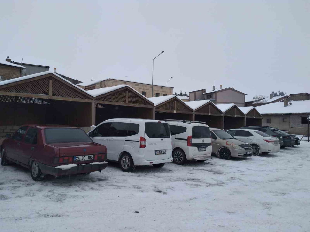 PAZARCI ESNAFININ SOĞUK HAVA VE KAPALI KÖY YOLLARI NEDENİYLE İLÇEYE GELEMEMESİ SONUCU PAZAR ALANI...