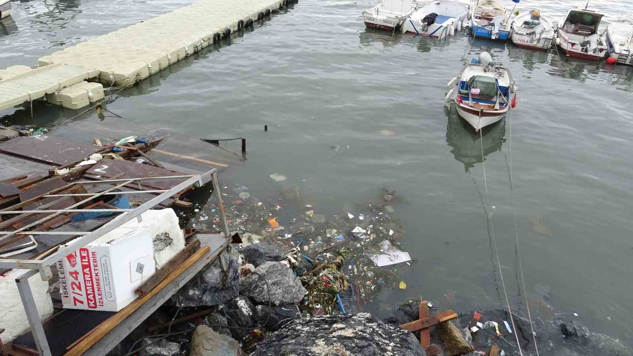 PENDİK'TE DENİZE İKİ AYRI NOKTADAN ATIK SU BIRAKILDIĞI İDDİA EDİLİRKEN, BÖLGEDE YAŞAYAN...