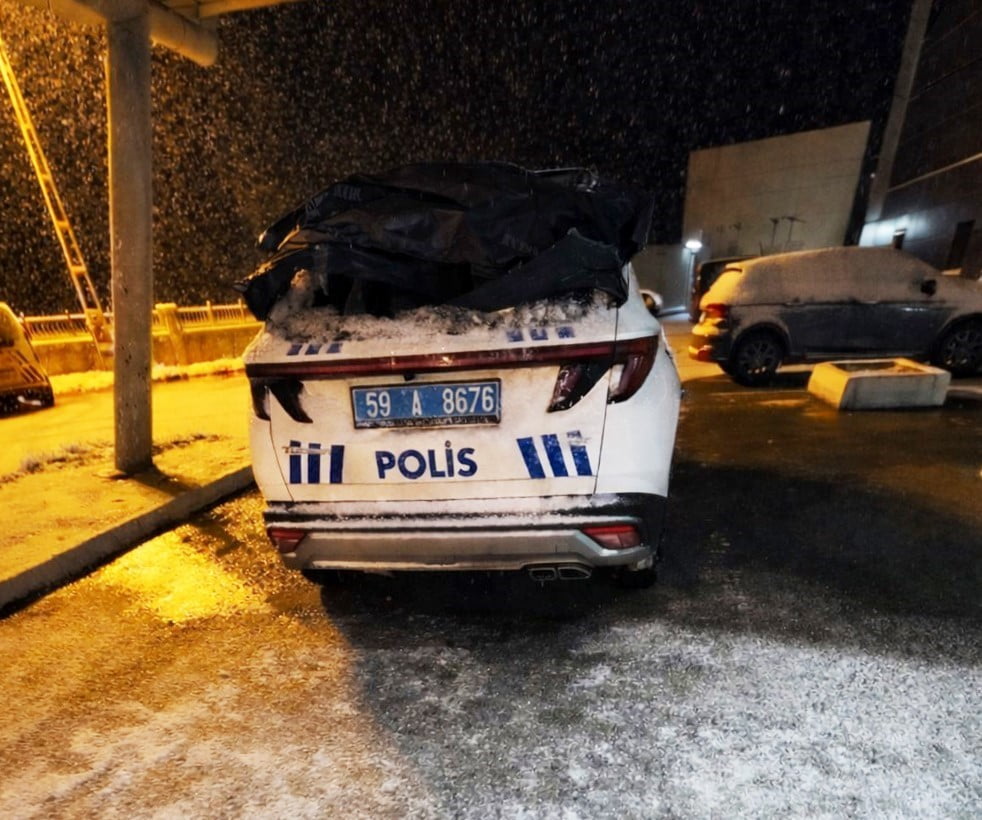 POLİS ARACI DA HASAR GÖRDÜ. CAMLARI KIRILDI.