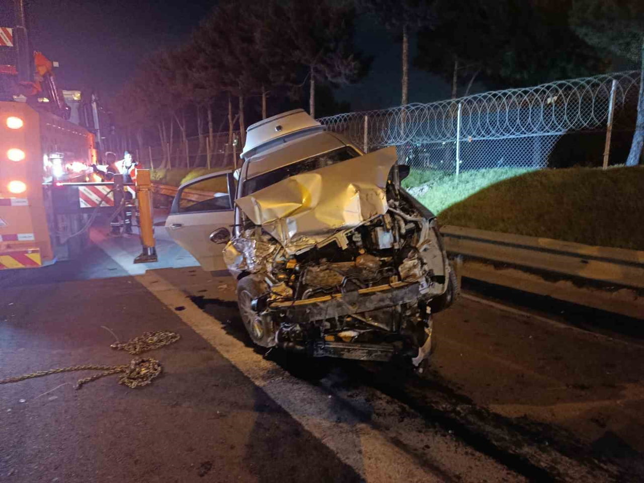 POLİS EKİPLERİNİN YAPTIKLARI KONTROLÜN ARDINDAN KAZAYA KARIŞAN ARAÇLAR ÇEKİCİ İLE...