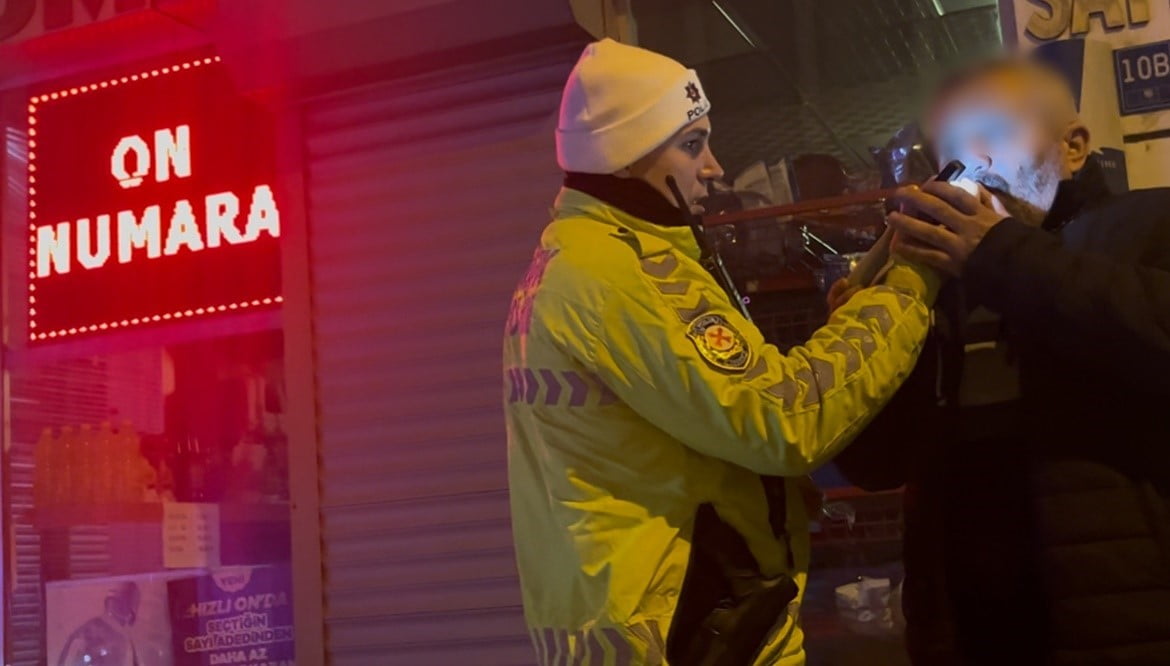 POLİSE YAKALANAN ALKOLLÜ SÜRÜCÜ: “DİREKSİYONDA AĞABEYİM VARDI”