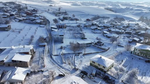 Poşet ve leğenle kayıyorlardı, kızak hediyesi türkü yaktırdı