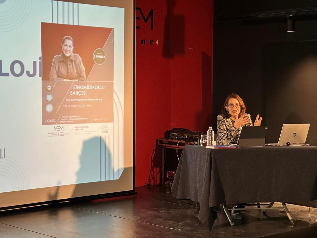 PROF. DR. ÖZLEM DOĞUŞ VARLI, GERÇEKLEŞTİRDİĞİ SUNUMDA ETNOMÜZİKOLOJİNİN ÇOK KATMANLI YAPISINI...