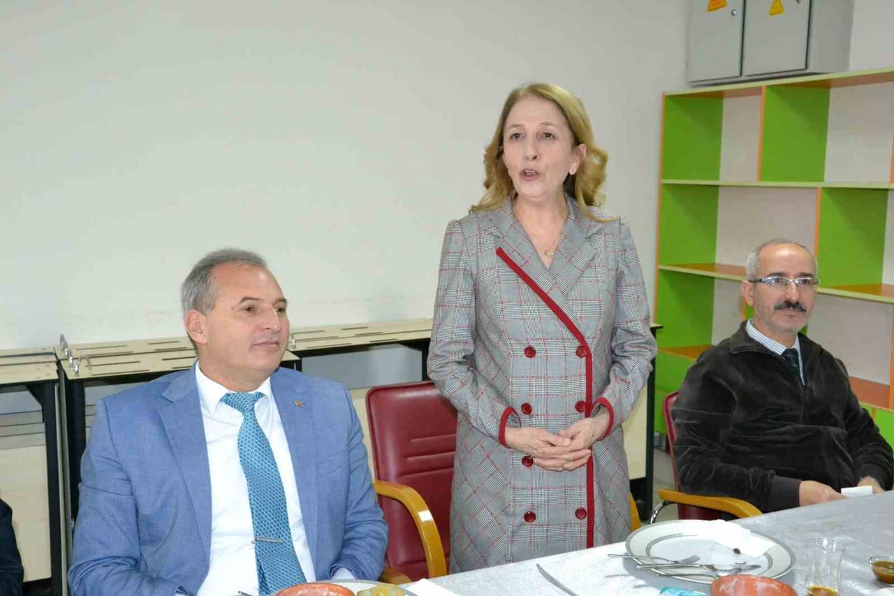 PROGRAMDA KONUŞAN YUNUSEMRE HALK EĞİTİMİ MERKEZİ MÜDÜRÜ AYŞEN OĞUZ, 10 OCAK ÇALIŞAN GAZETECİLER...