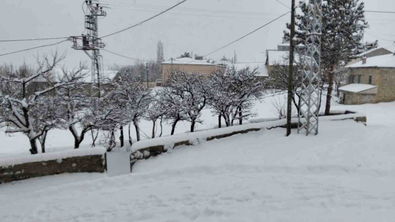 "HER ŞEY DEVLETTEN BEKLENMEZ" DİYEREK KÖY YOLLARINI KENDİ İMKANLARIYLA TEMİZLEDİLER