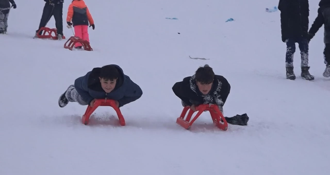 RAKIMI 2 BİN 300 METRE OLAN VE KENT MERKEZİNE 8 KİLOMETRE MESAFEDE BULUNAN GÜZELDAĞ KAYAK MERKEZİ...