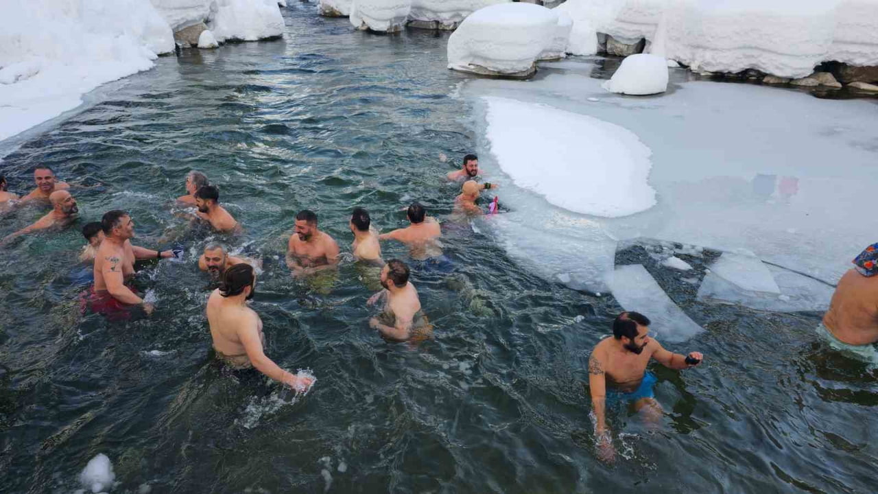 RİZE'DE BU YIL 10. KEZ DÜZENLENEN 'KIŞ YÜZME ŞENLİĞİ' RENKLİ GÖRÜNTÜLERE SAHNE OLURKEN...