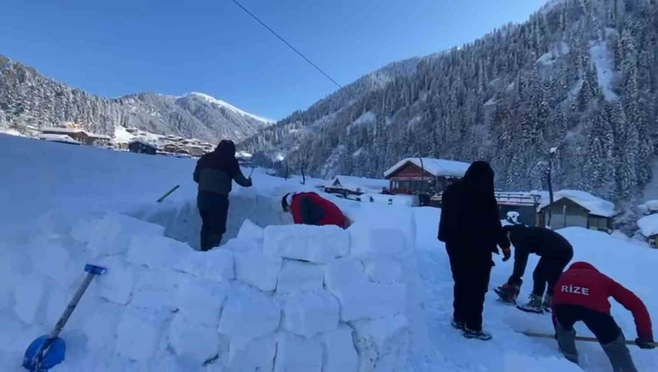 RİZE'NİN ÇAMLIHEMŞİN İLÇESİ AYDER YAYLASI'NDA ‘AYDER KIŞ FESTİVALİNE’ HAZIRLANAN YÖRE HALKI AĞAÇ...