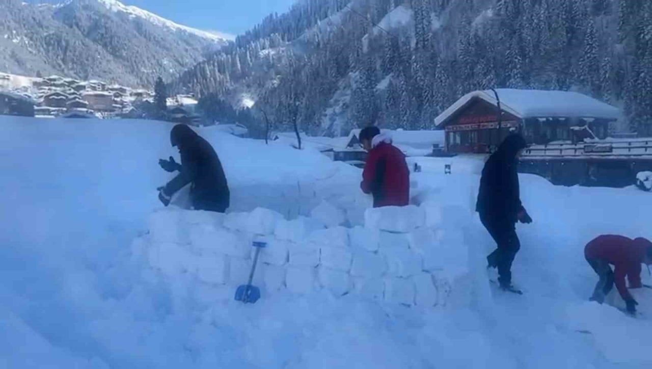 RİZE'NİN ÇAMLIHEMŞİN İLÇESİ AYDER YAYLASI'NDA ‘AYDER KIŞ FESTİVALİNE’ HAZIRLANAN YÖRE HALKI AĞAÇ...