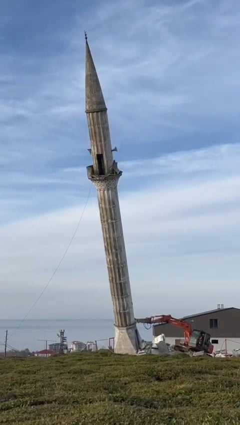 RİZE'NİN PAZAR İLÇESİNDE YENİ CAMİNİN YAPIMI TAMAMLANINCA ESKİSİ KONTROLLÜ BİR ŞEKİLDE...