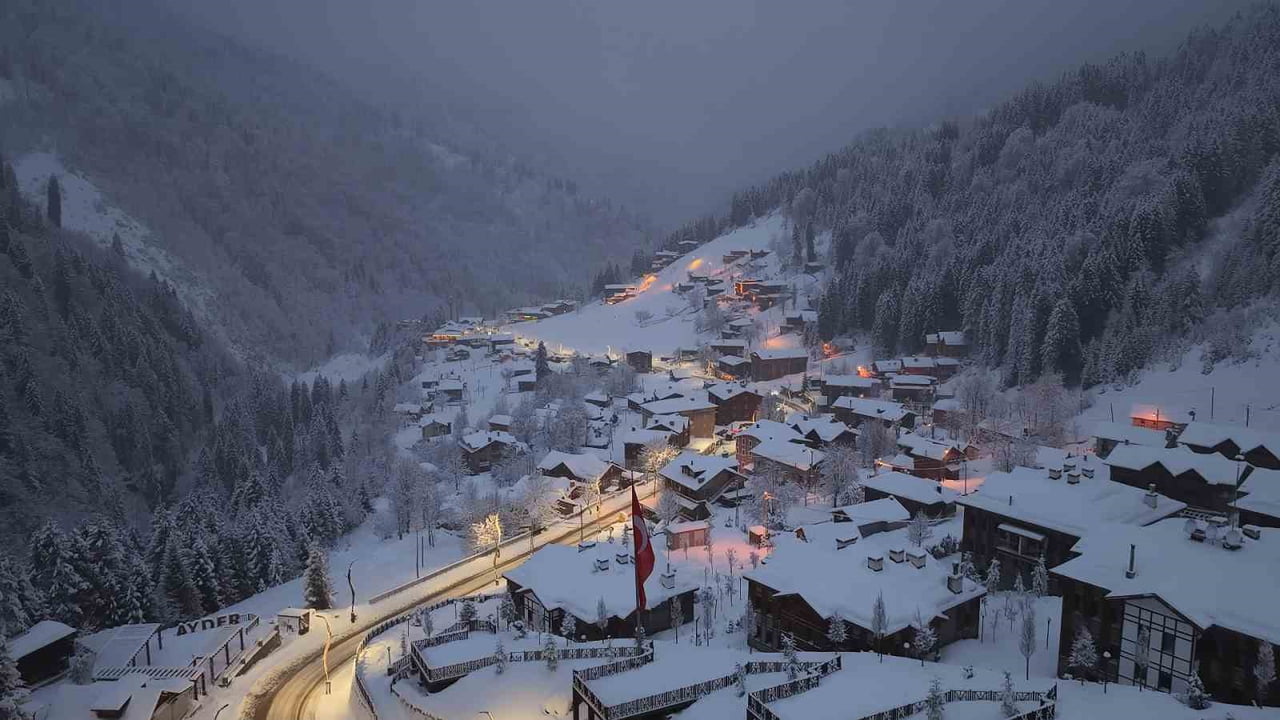 RİZE’NİN DÜNYACA ÜNLÜ TURİZM MERKEZİ AYDER YAYLASI, ETKİLİ OLAN KAR YAĞIŞININ ARDINDAN BEYAZA...