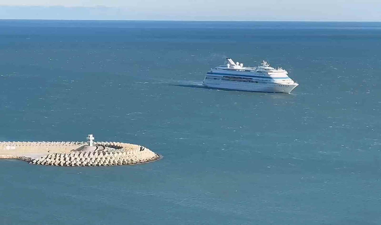 RUSYA'DAN TÜRKİYE'YE GELEN VE 950 YOLCU İLE 450 PERSONELİ BULUNAN ASTORİA GRANDE GEMİSİ, ŞİDDETLİ...