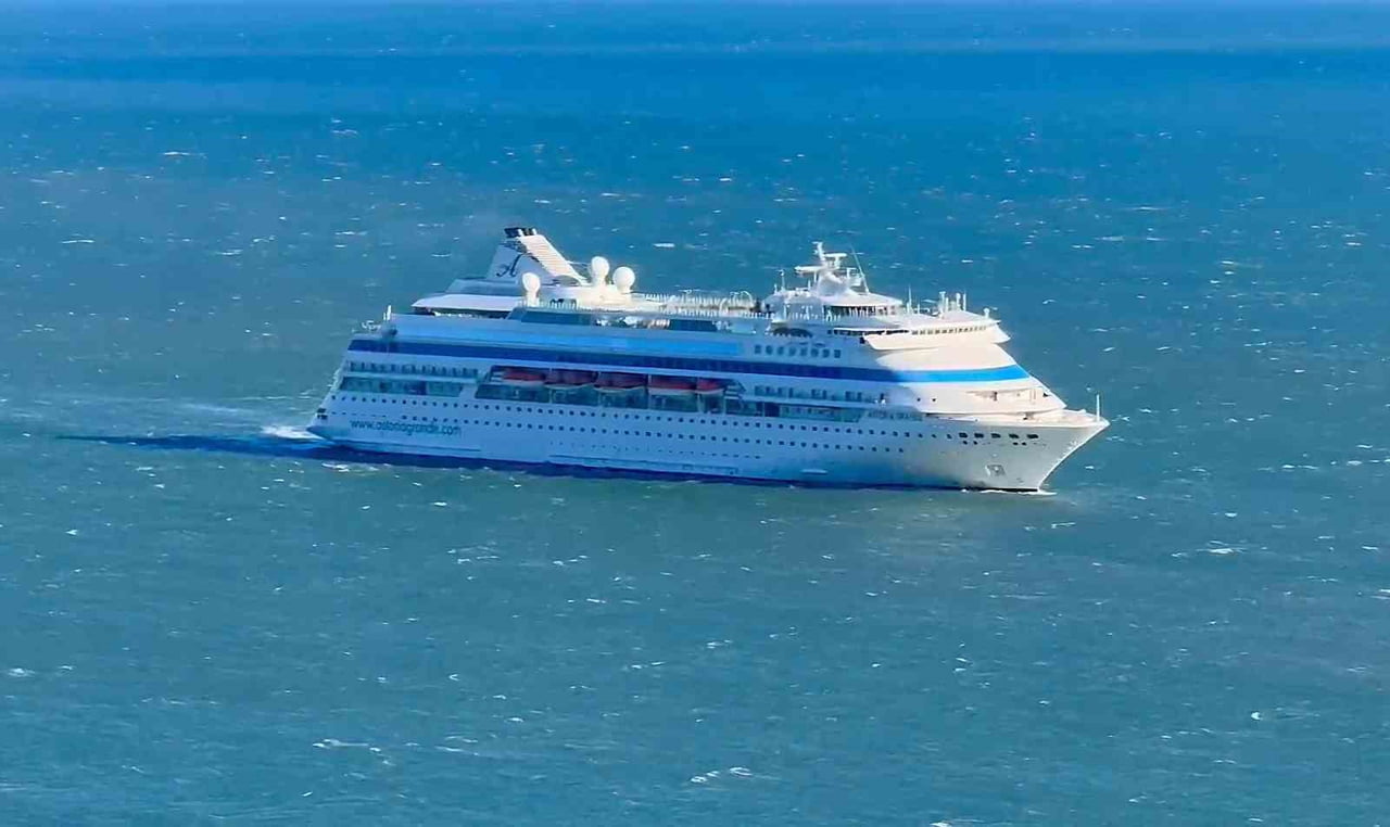 RUSYA'DAN TÜRKİYE'YE GELEN VE 950 YOLCU İLE 450 PERSONELİ BULUNAN ASTORİA GRANDE GEMİSİ, ŞİDDETLİ...