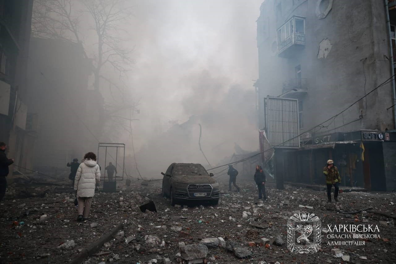 RUSYA, HARKOV’DA 5 KATLI BİNAYI VURDU: EN AZ 25 YARALI