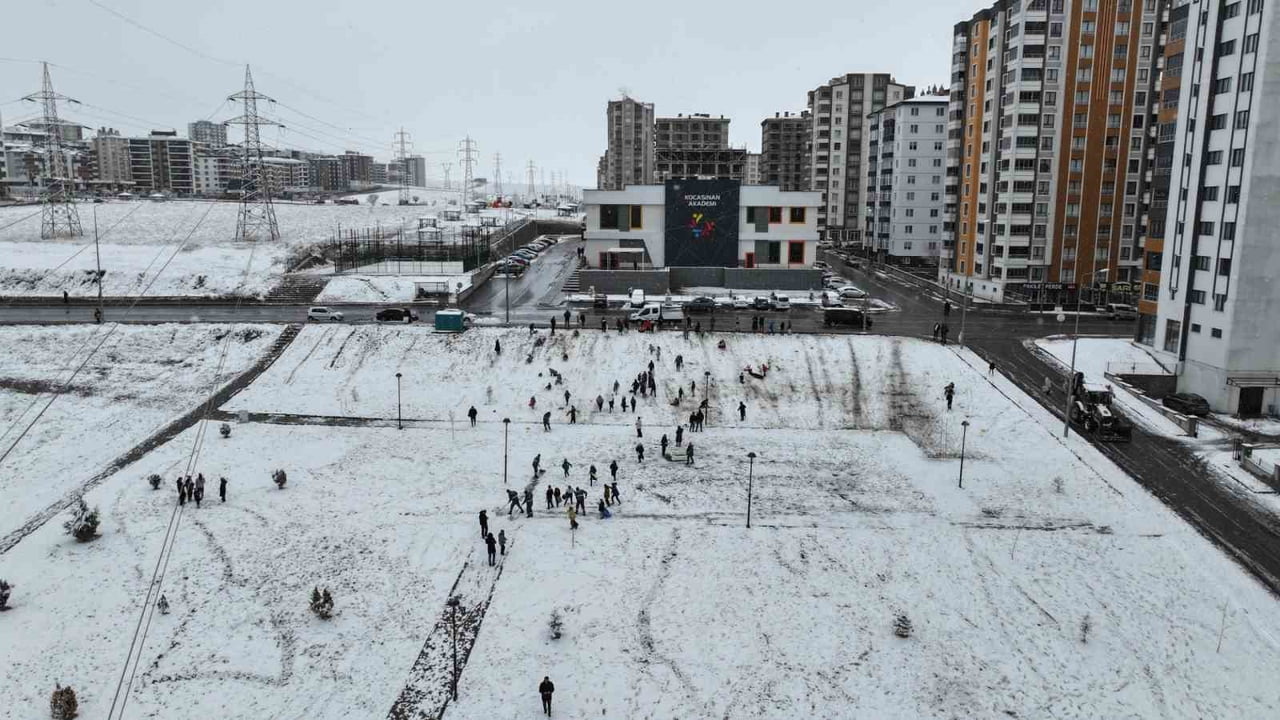 SABAH SAATLERİNDE ETKİLİ OLAN YOĞUN KAR YAĞIŞININ ARDINDAN KOCASİNAN BELEDİYESİ EKİPLERİ; MODERN...