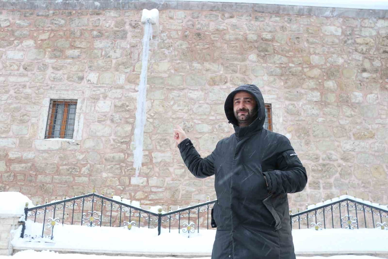 SABAH SAATLERİNDE HAVA SICAKLIĞI SIFIRIN ALTINDA 19 DERECEYE DÜŞERKEN, TARİHİ YAPILAR VE CAMİLERİN...