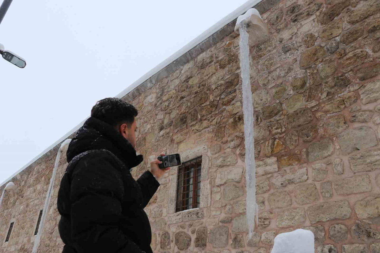 SABAH SAATLERİNDE HAVA SICAKLIĞI SIFIRIN ALTINDA 19 DERECEYE DÜŞERKEN, TARİHİ YAPILAR VE CAMİLERİN...