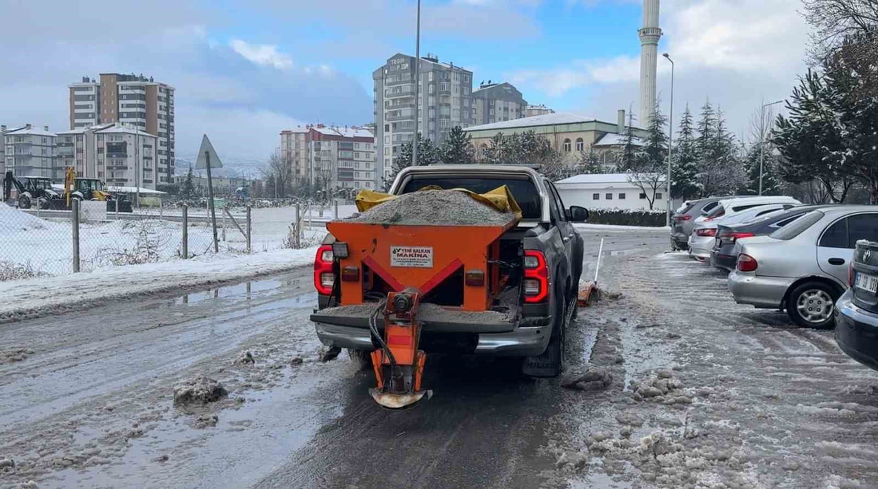SABAHIN ERKEN SAATLERİNDE EKİPLERİN ÇALIŞMASINA KATILAN MELİKGAZİ BELEDİYE BAŞKANI DOÇ. DR....