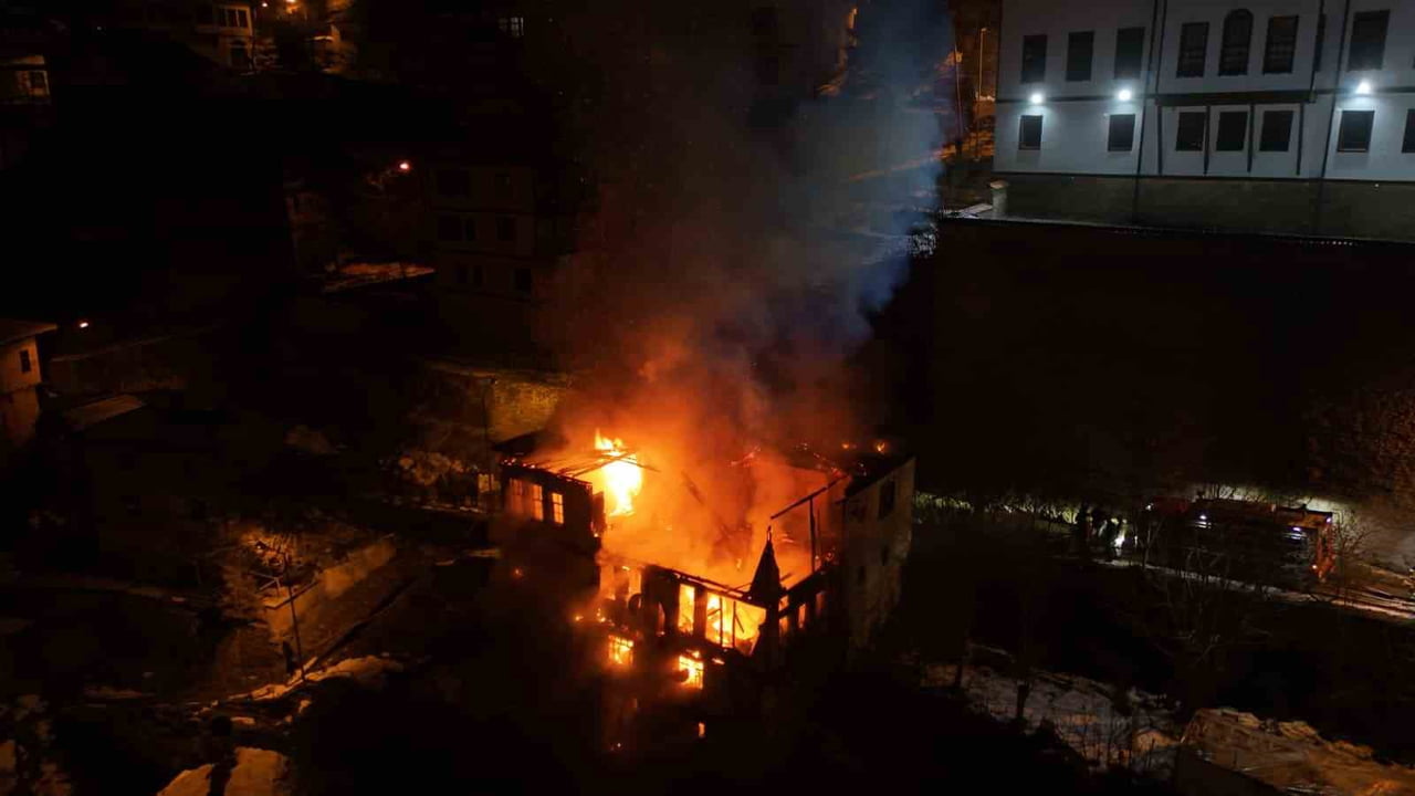 SAFRANBOLU'DA 200 YILIK TARİHİ KONAK ALEVLERE TESLİM OLDU