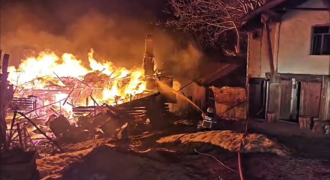 SAFRANBOLU İLÇESİNDE ÇIKAN YANGINDA ALEVLERE TESLİM OLAN İKİ KATLI AHŞAP EV TAMAMEN YANDI