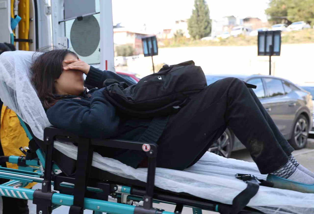 SAĞ OLARAK BULUNAN KIZ ÇOCUĞU, SAĞLIK EKİPLERİ TARAFINDAN AMBULANSLA KOZAN DEVLET HASTANESİ'NE...