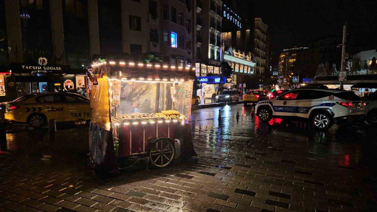 SAĞANAK YAĞIŞIN ETKİLİ OLDUĞU TAKSİM’DE ŞİMŞEKLER GECEYİ AYDINLATTI