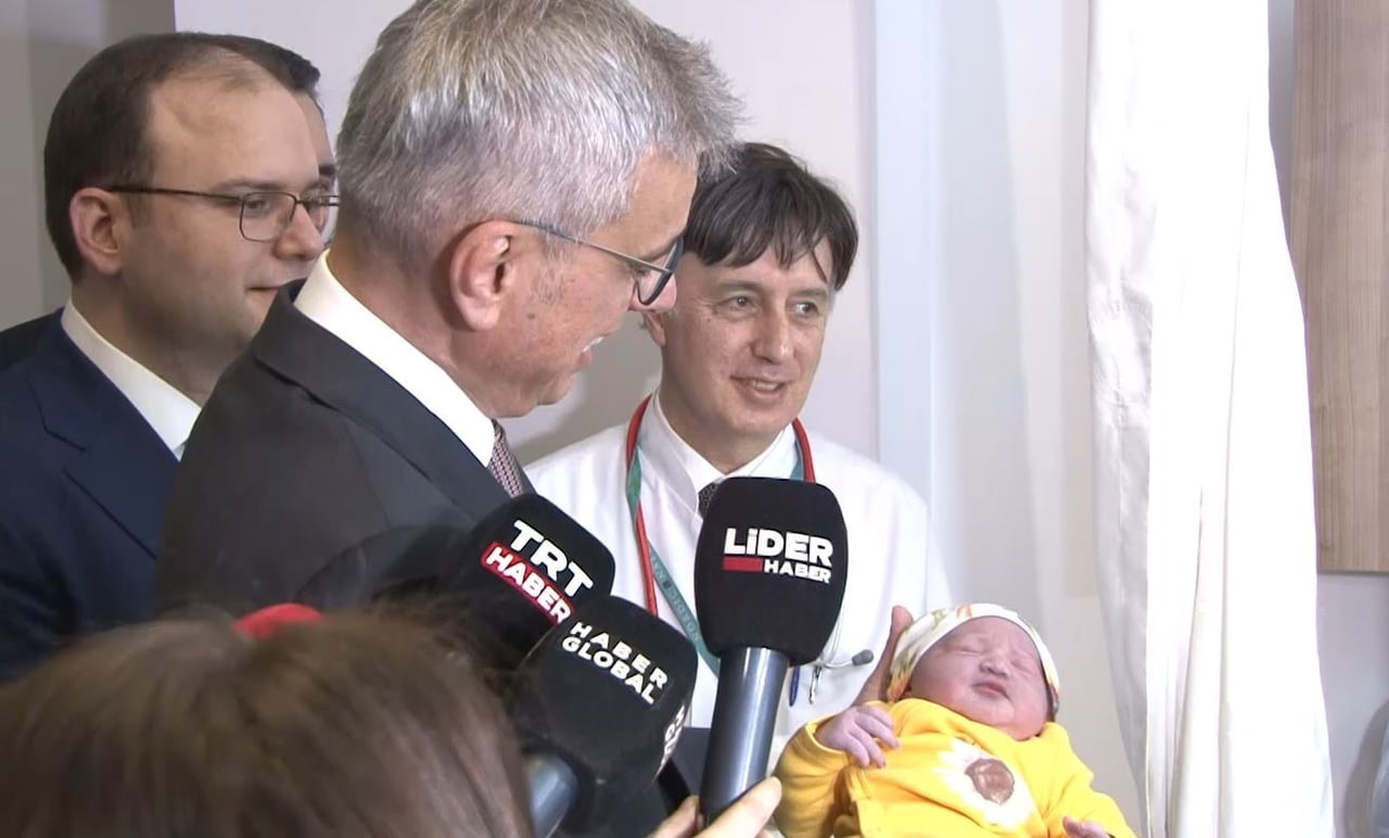 SAĞLIK BAKANI MEMİŞOĞLU İSTANBUL’DA YENİ YILIN İLK BEBEKLERİNİ ZİYARET ETTİ