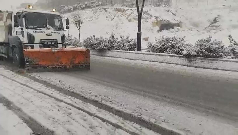 ŞAHİNBEY BELEDİYESİ’NDEN KAR YAĞIŞINA ANINDA MÜDAHALE