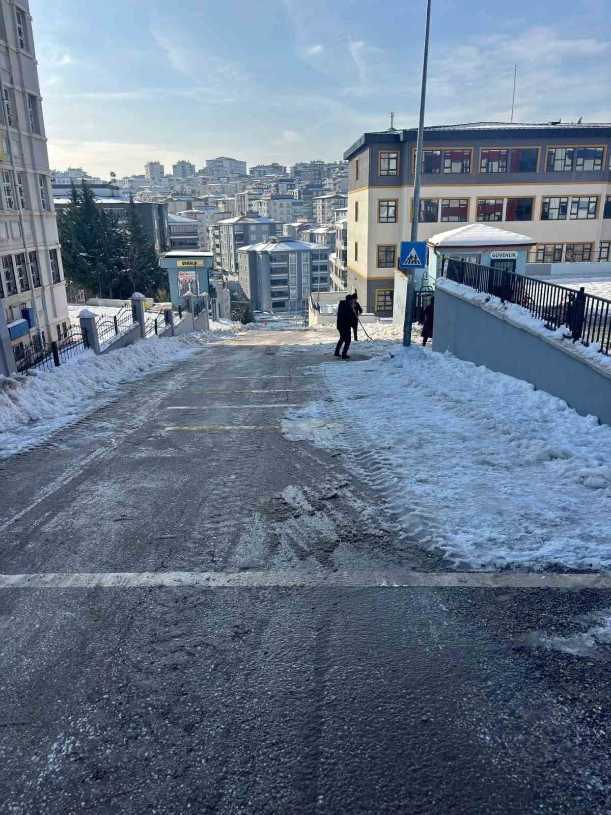 ŞAHİNBEY BELEDİYESİ OKUL ETRAFLARINI VE YOLLARINI TEMİZLEDİ