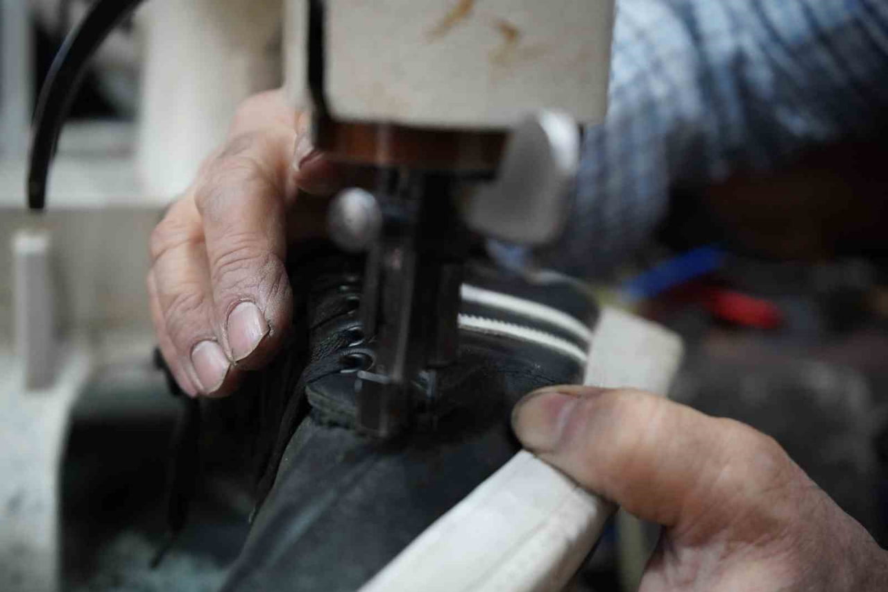 SAKARYA'DA 35 YILDIR AYNI DÜKKANDA HİZMET VEREN VE 20 YILDIR AYAKKABI USTALIĞI YAPAN KAMURAN...